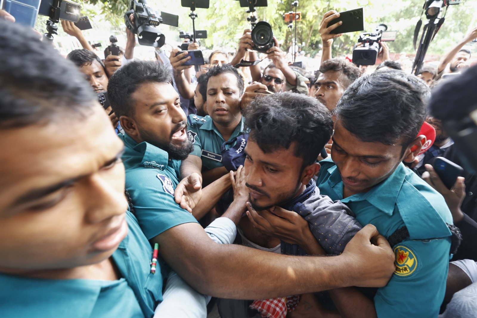 Rickshaw Puller’s Arrest in Dhanmondi 32 Sparks Rights Concerns
